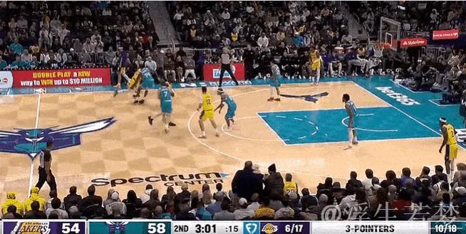 东契奇妙招戏耍中锋 失衡抛投完成2+1 东契奇妙招戏耍中锋 失衡抛投完成2+1