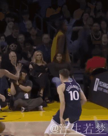 东契奇妙招戏耍中锋 失衡抛投完成2+1 东契奇妙招戏耍中锋 失衡抛投完成2+1